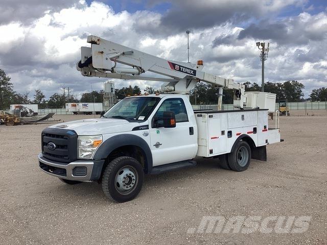 Ford F-550 卡車裝載高空作業車