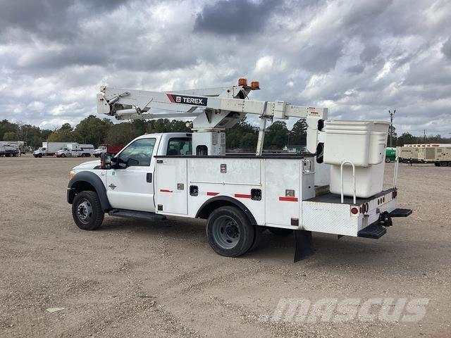 Ford F-550 卡車裝載高空作業車