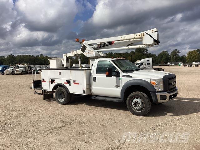 Ford F-550 卡車裝載高空作業車