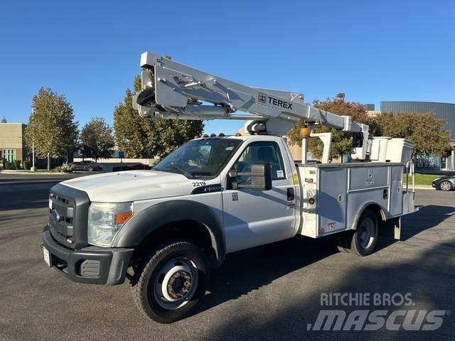 Ford F-550 卡車裝載高空作業車