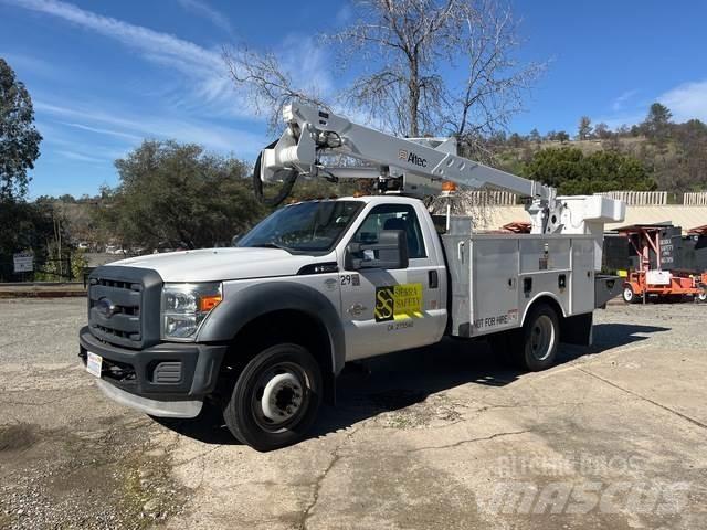 Ford F-550 卡車裝載高空作業車