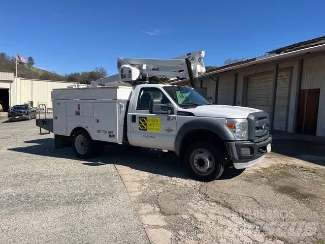 Ford F-550 卡車裝載高空作業車