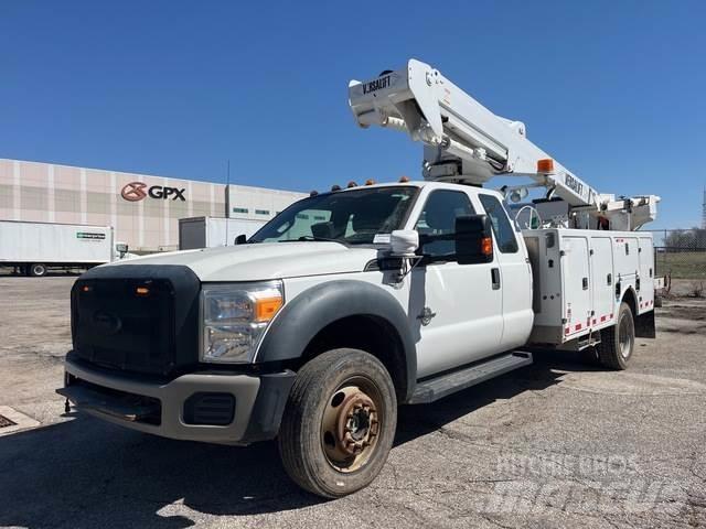 Ford F-550 卡車裝載高空作業車
