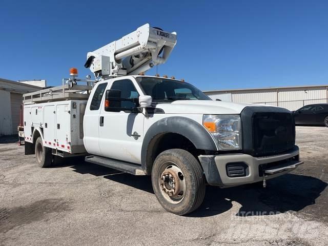 Ford F-550 卡車裝載高空作業車