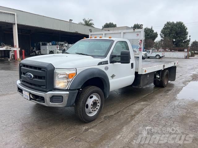 Ford F-550 平板式/側卸式卡車