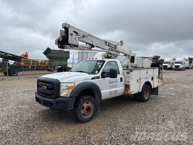 Ford F-550 卡車裝載高空作業車
