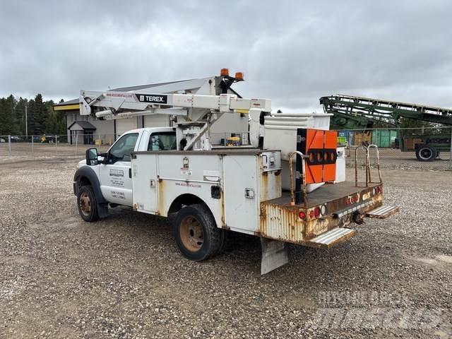 Ford F-550 卡車裝載高空作業車
