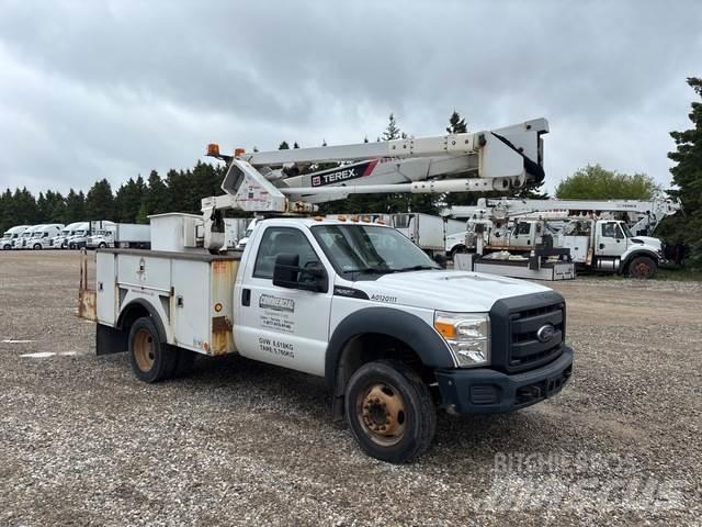 Ford F-550 卡車裝載高空作業車