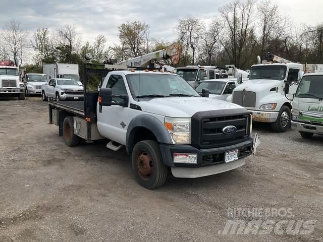 Ford F-550 平板式/側卸式卡車
