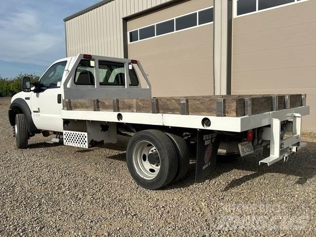 Ford F-550 平板式/側卸式卡車
