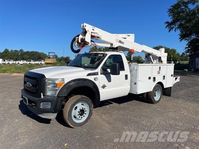Ford F-550 卡車裝載高空作業車