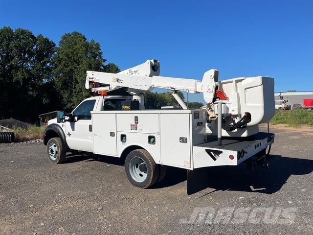Ford F-550 卡車裝載高空作業車