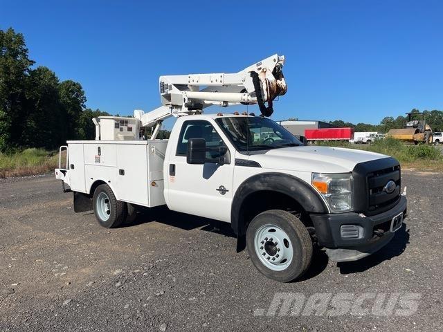 Ford F-550 卡車裝載高空作業車