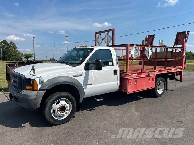Ford F-550 平板式/側卸式卡車