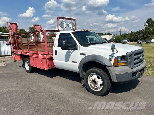 Ford F-550 平板式/側卸式卡車