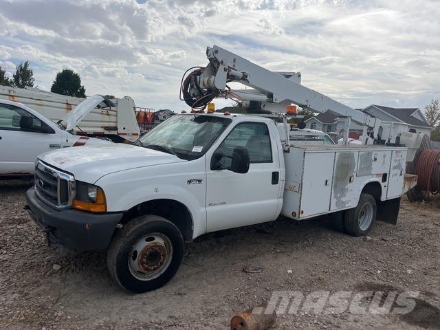 Ford F-550 卡車裝載高空作業車