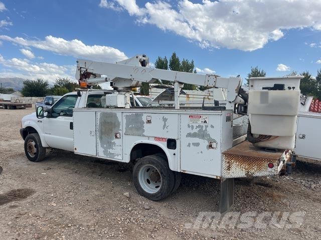 Ford F-550 卡車裝載高空作業車
