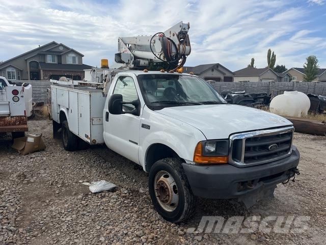Ford F-550 卡車裝載高空作業車