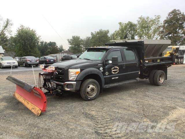 Ford F-550 刮雪板和犁