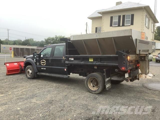 Ford F-550 刮雪板和犁