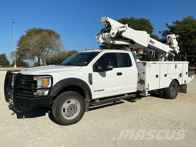 Ford F-550 卡車裝載高空作業車