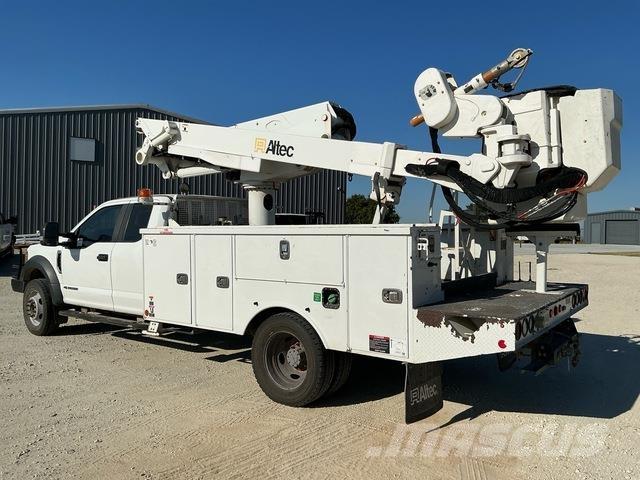 Ford F-550 卡車裝載高空作業車