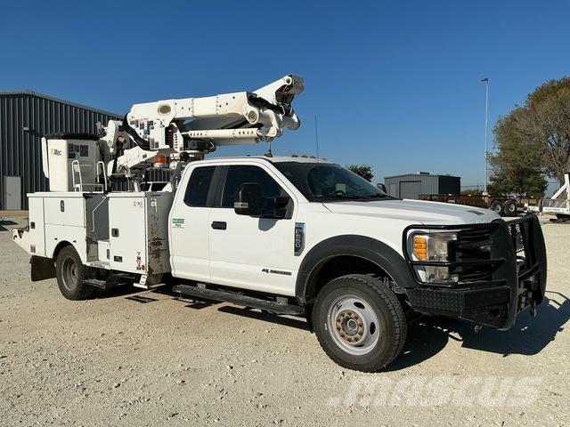 Ford F-550 卡車裝載高空作業車