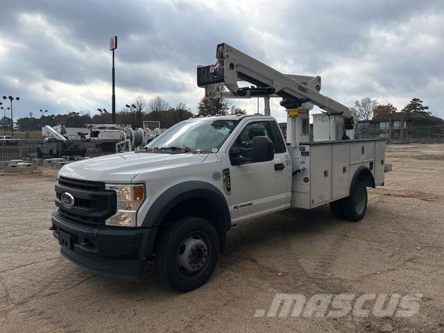 Ford F-550 卡車裝載高空作業車