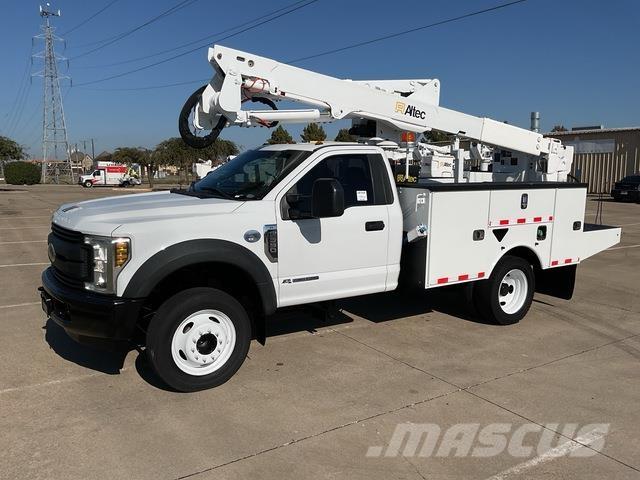 Ford F-550 卡車裝載高空作業車