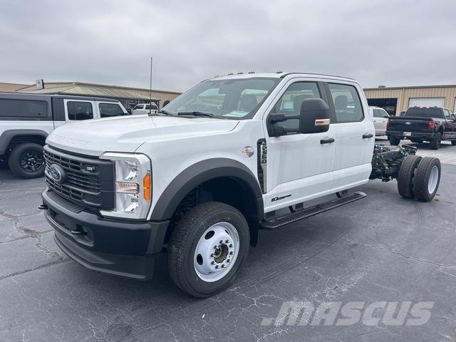 Ford F-550 XL 駕駛室與內部