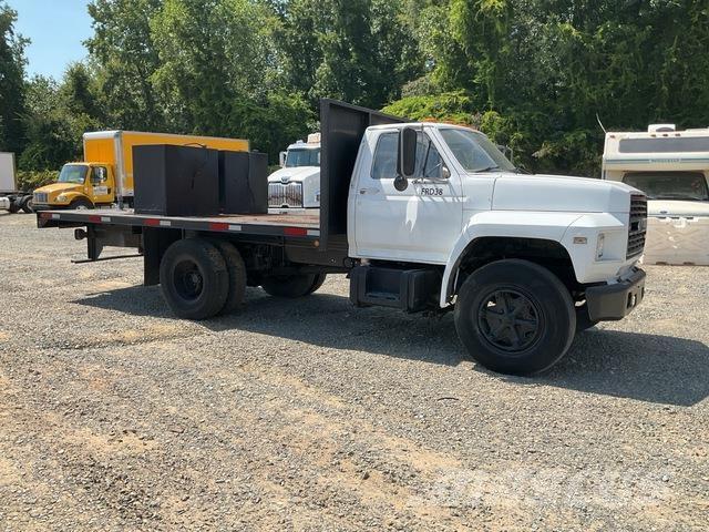 Ford F-600 平板式/側卸式卡車