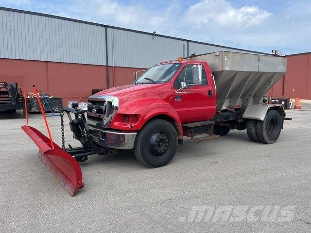 Ford F-650 刮雪板和犁