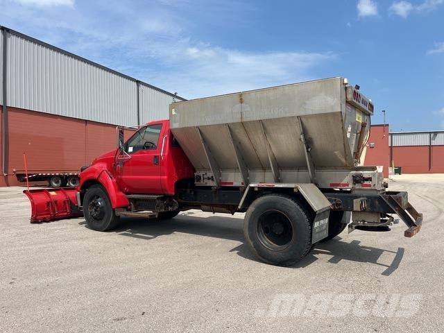Ford F-650 刮雪板和犁