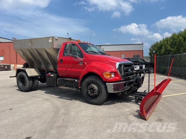 Ford F-650 刮雪板和犁