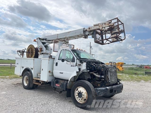 Ford F-650 卡車裝載高空作業車