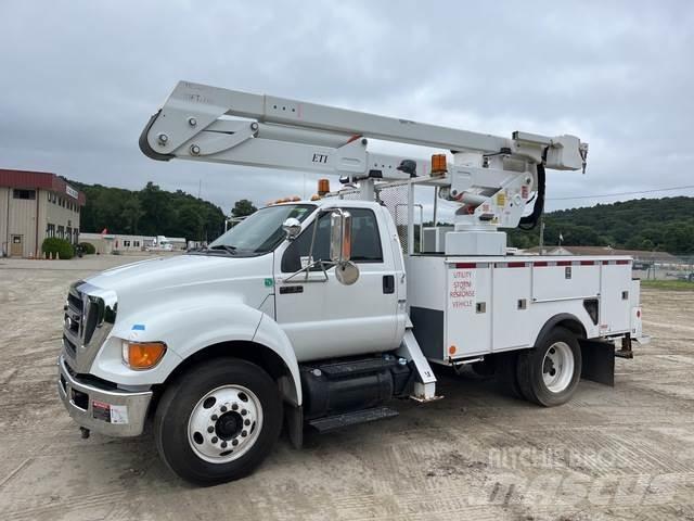 Ford F-750 卡車裝載高空作業車