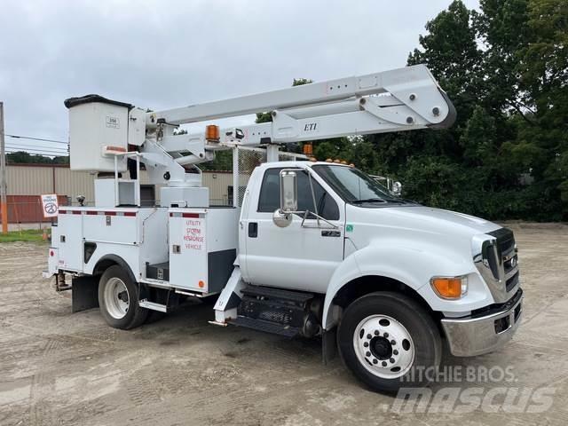 Ford F-750 卡車裝載高空作業車