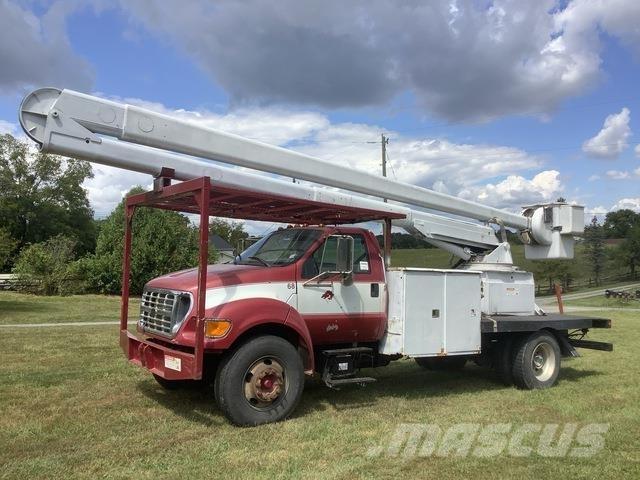Ford F-750 卡車裝載高空作業車
