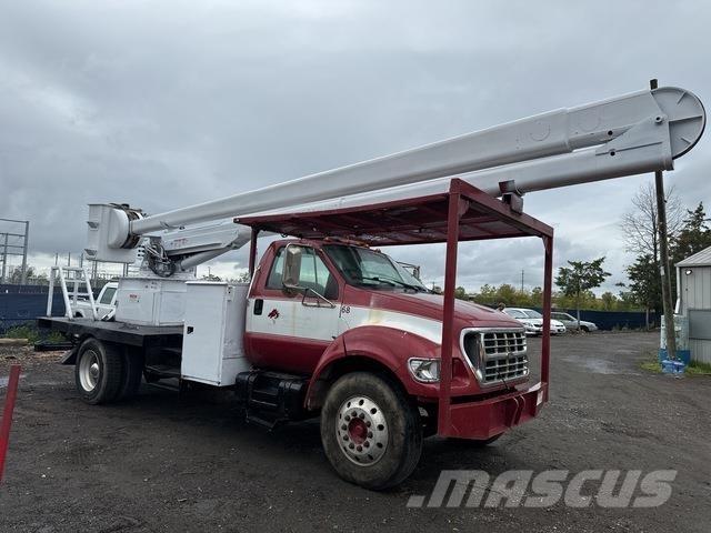 Ford F-750 卡車裝載高空作業車