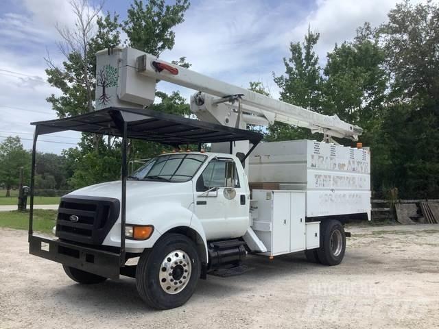 Ford F-750 卡車裝載高空作業車