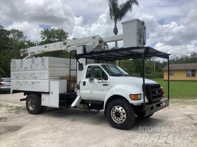 Ford F-750 卡車裝載高空作業車