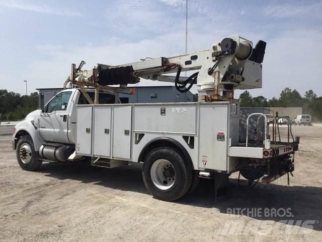 Ford F-750 移動式鑽機車