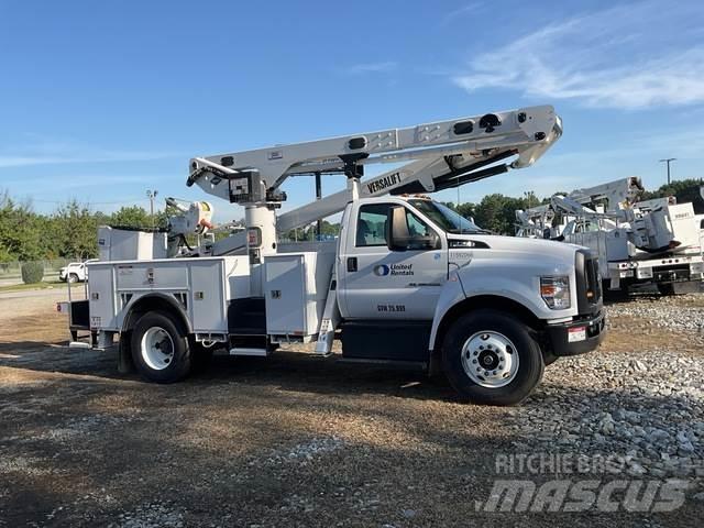 Ford F-750 卡車裝載高空作業車
