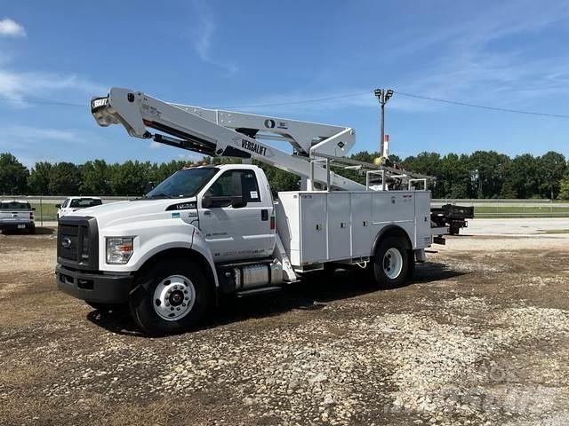Ford F-750 卡車裝載高空作業車