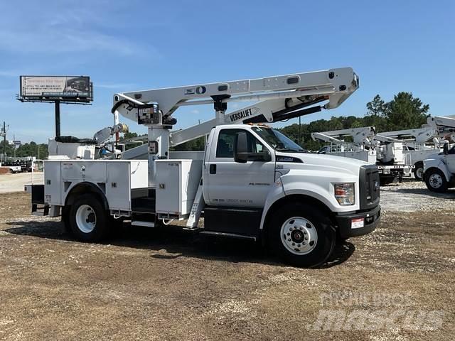 Ford F-750 卡車裝載高空作業車