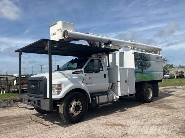 Ford F-750 卡車裝載高空作業車