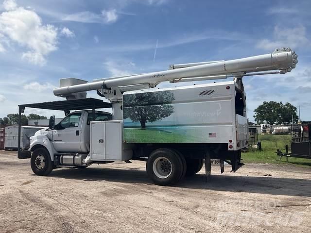Ford F-750 卡車裝載高空作業車