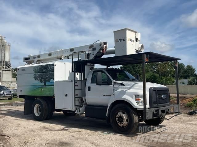 Ford F-750 卡車裝載高空作業車