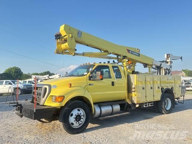 Ford F-750 卡車裝載高空作業車