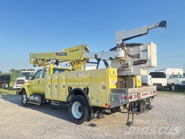 Ford F-750 卡車裝載高空作業車